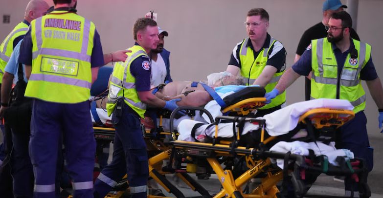 الإسعاف ينقل المصابين