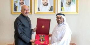 محمد بن زايد يمنح السفير الباكستاني وسام زايد الثاني من الطبقة الأولى