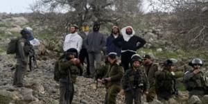 مستوطنون يعتدون على قاطفي الزيتون في بورين جنوب نابلس