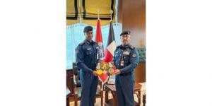 رئيس
قوة
الإطفاء
اللواء
طلال
الرومي
يكرّم
بطل
كمال
الأجسام
العقيد
أحمد
حسن