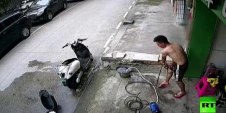 شاب صينى يتعرض للصعق الكهربائى لمدة قياسية (فيديو)