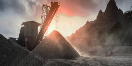 وزارة
      الصناعة
      تخصص
      مجمعين
      لخام
      الرمل
      والحصى
      تمهيداً
      لطرحهما
      في
      منصة
      تعدين