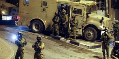 الاحتلال يقتحم نابلس ويعتقل شابا بعد محاصرة منزل