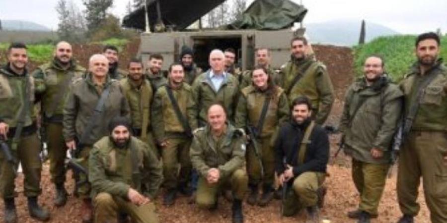 مايك بنس يزور معسكر للجيش الإسرائيلي ويترك توقيعه على قذيفة" من أجل إسرائيل"
