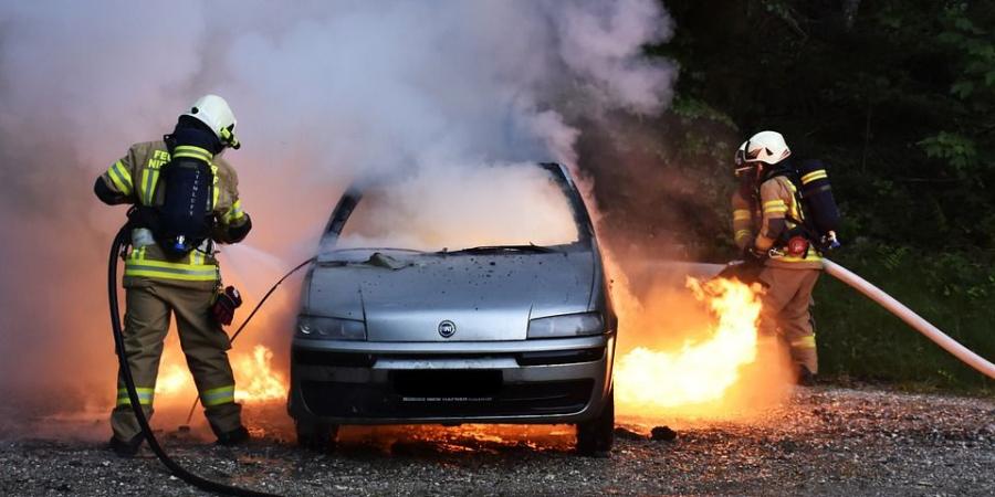 زوجة
      تشعل
      النيران
      في
      سيارة
      زوجها
      بحلوان
      "تزوَّج
      عليها
      بعد
      عِشرَة
      20
      عامًا"