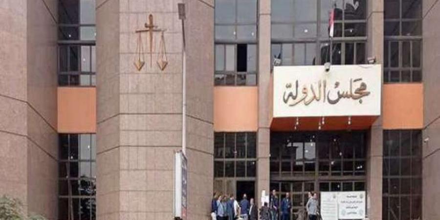 «الإدارية العليا» تخفض درجة موظف غادر العمل دون إذن