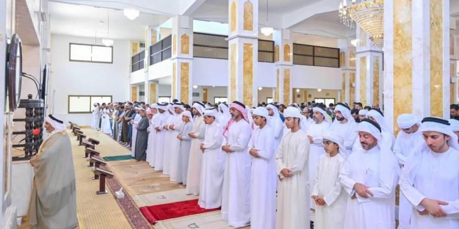 المصلون يستجدون غيث السماء في مساجد الدولة
