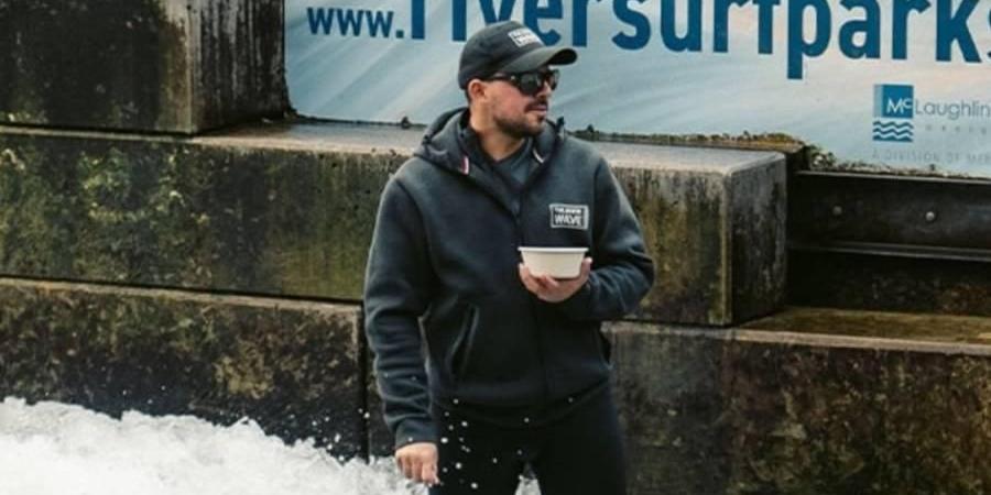 نمساوي يدخل «غينيس» بركوب الموج 8 ساعات (فيديو)