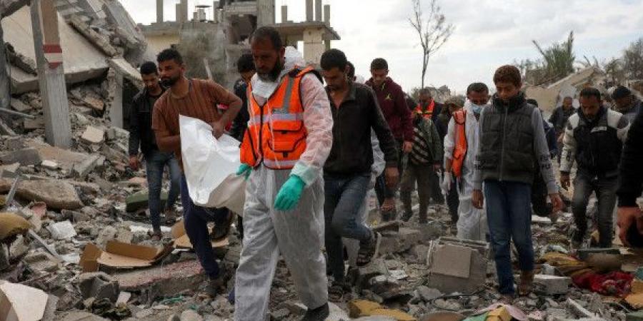 انتشال جثماني شهيدين من أنقاض منزل بحي تل الهوى