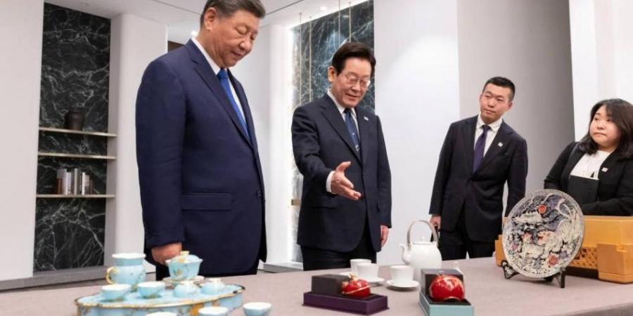 بعد إهدائه هاتفين.. شي يمازح نظيره الكوري الجنوبي بشأن «ثغرة أمنية» (فيديو)