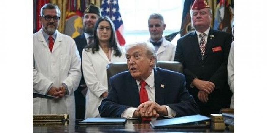 ترامب
يوقّع
على
قانون
يخصص
900
مليار
دولار
للإستراتيجية
الدفاعية
الأميركية